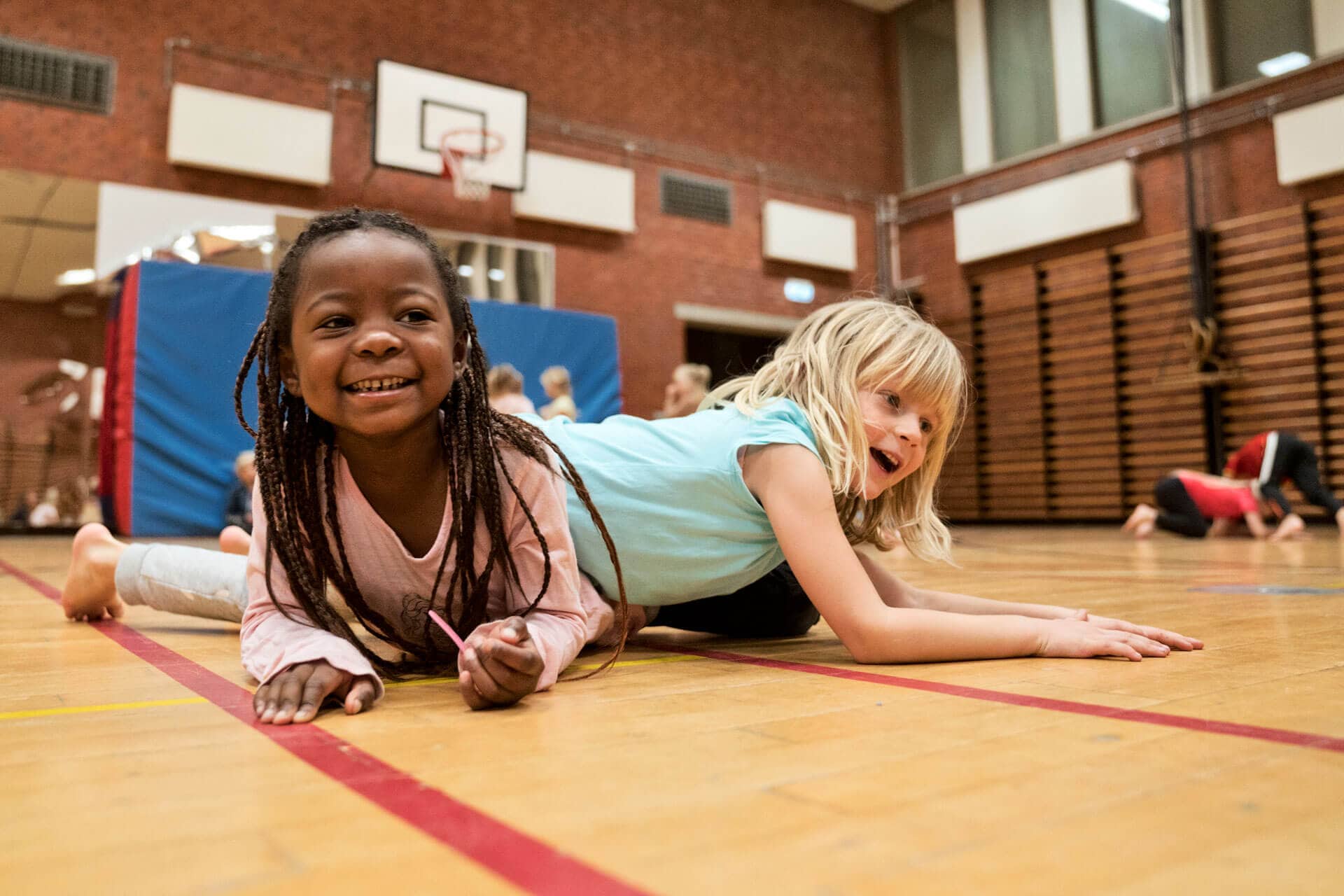 Piger der leger i gymnastiksal