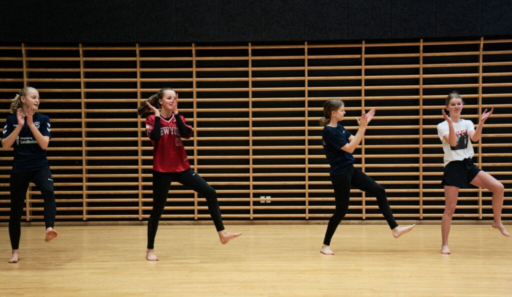 Prøve i idræt - piger danser
