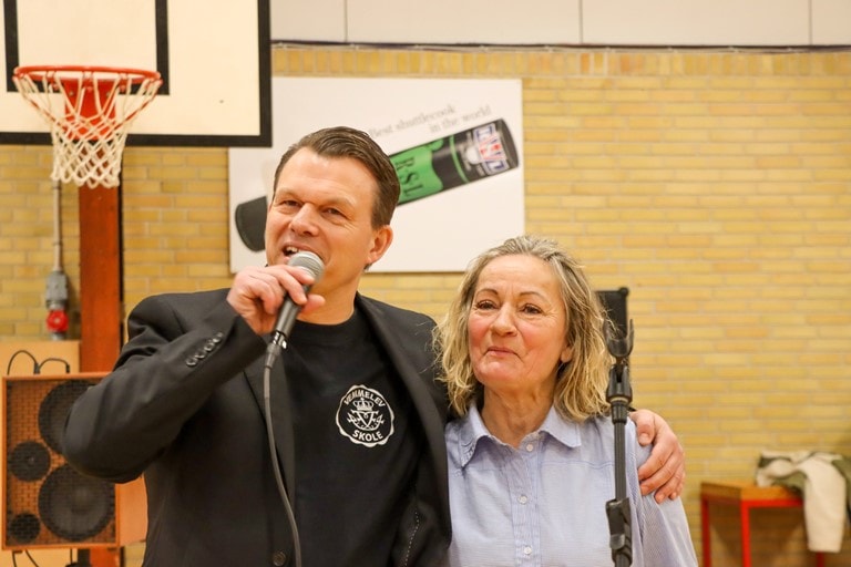 Danmarks sejeste idrætslærer og skoleleder Emil står sammen