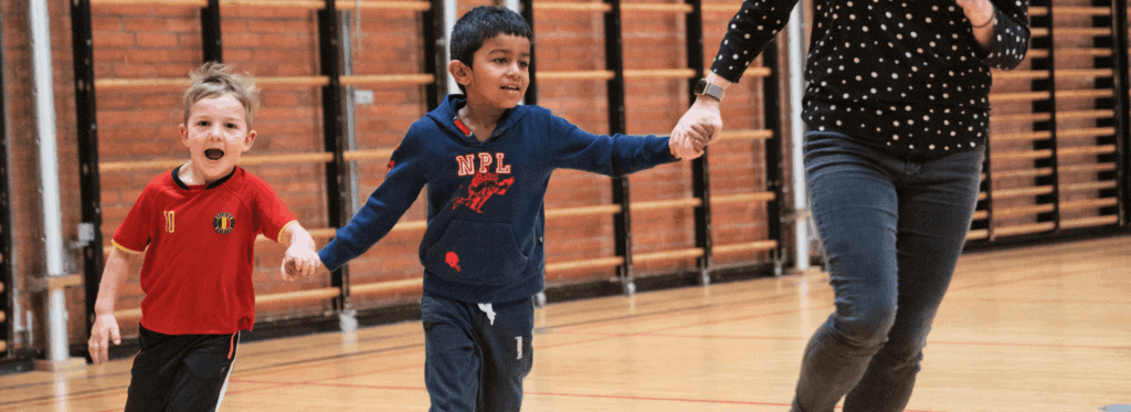 Elever deltager i idrætsundervisningen