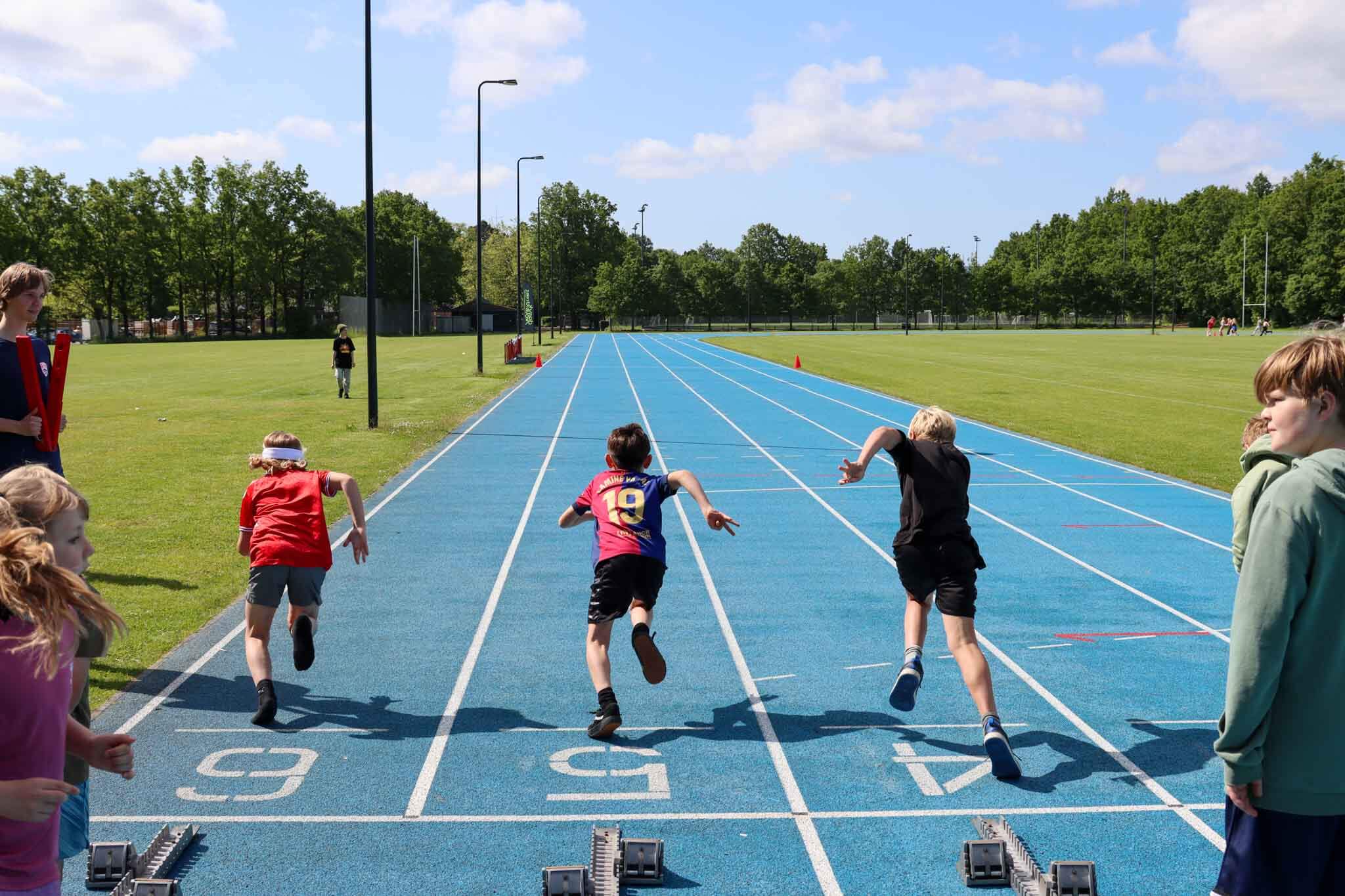 Elever løber om kap på atletikbane