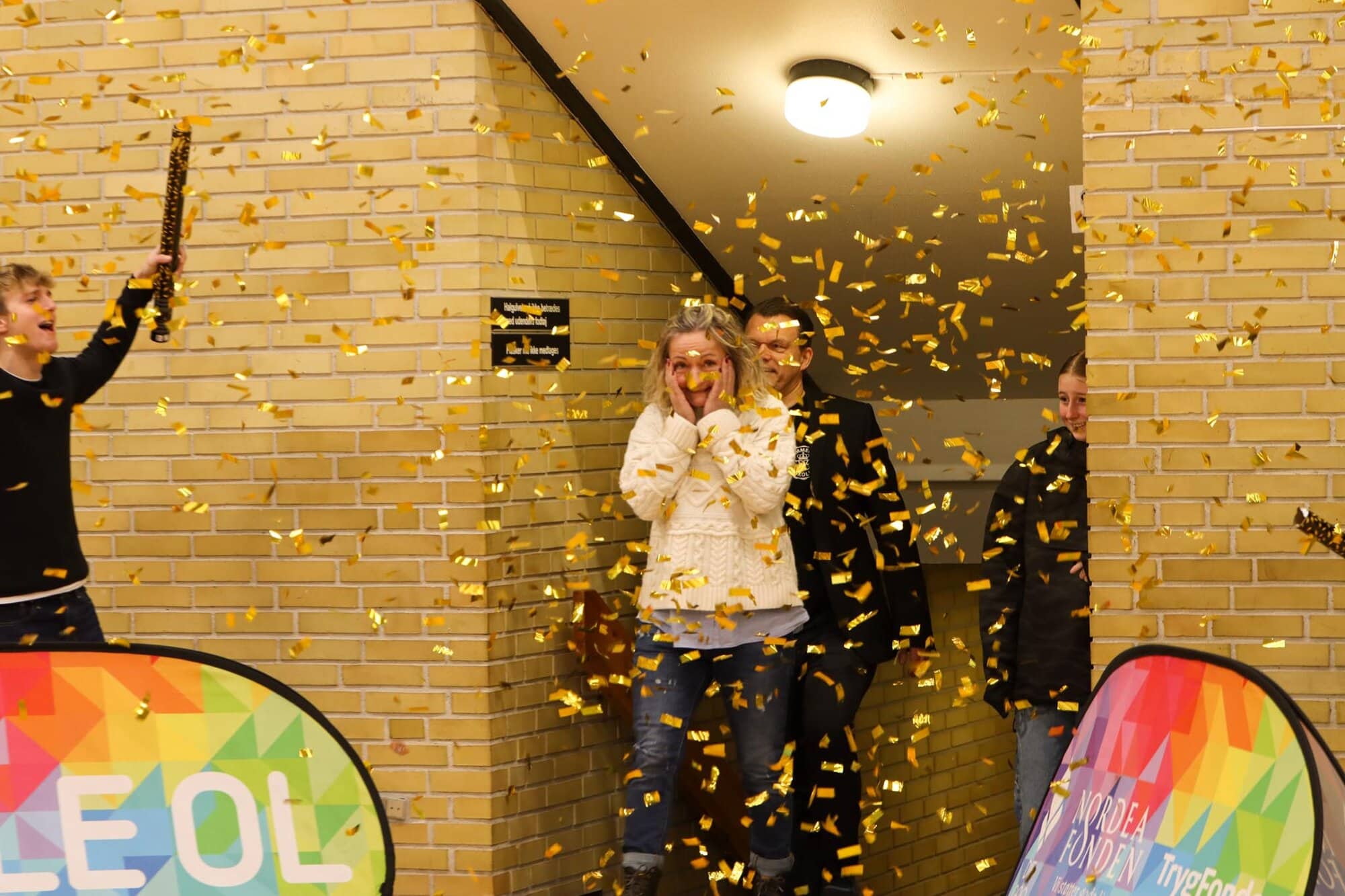 Idrætslærer overraskes med konfetti