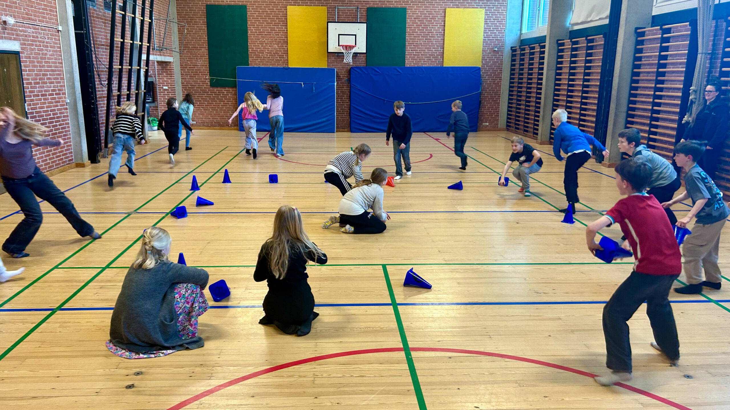Elever spiller boldspil i hal