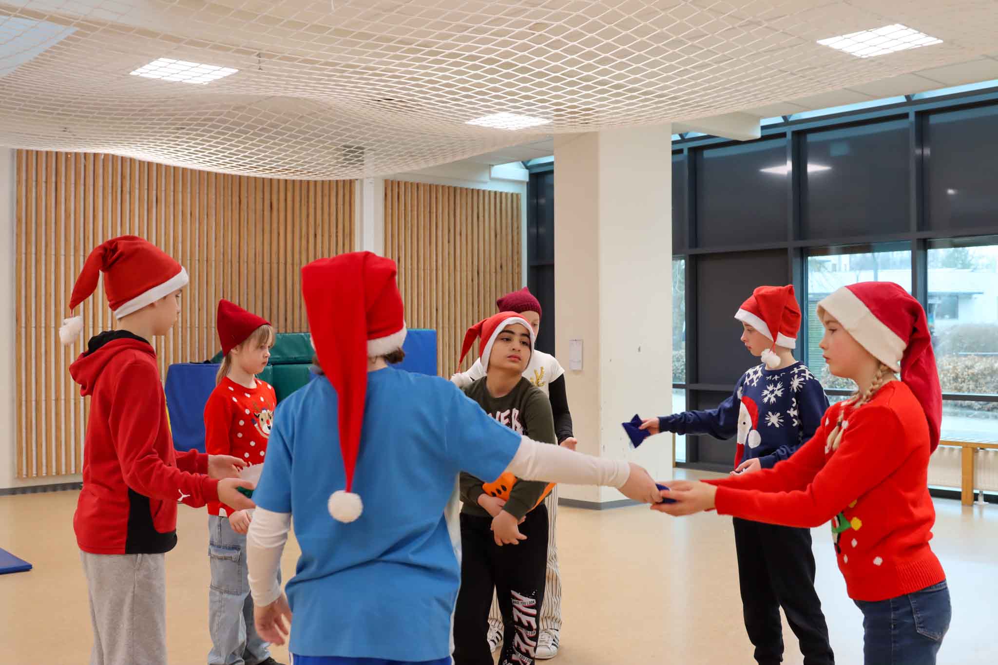 Børn i nissehuer leger indendørs