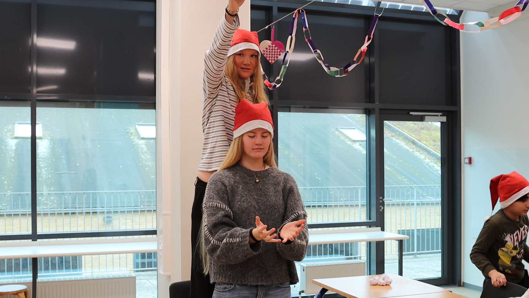 Legen Snefnug - elev kaster papirkugle