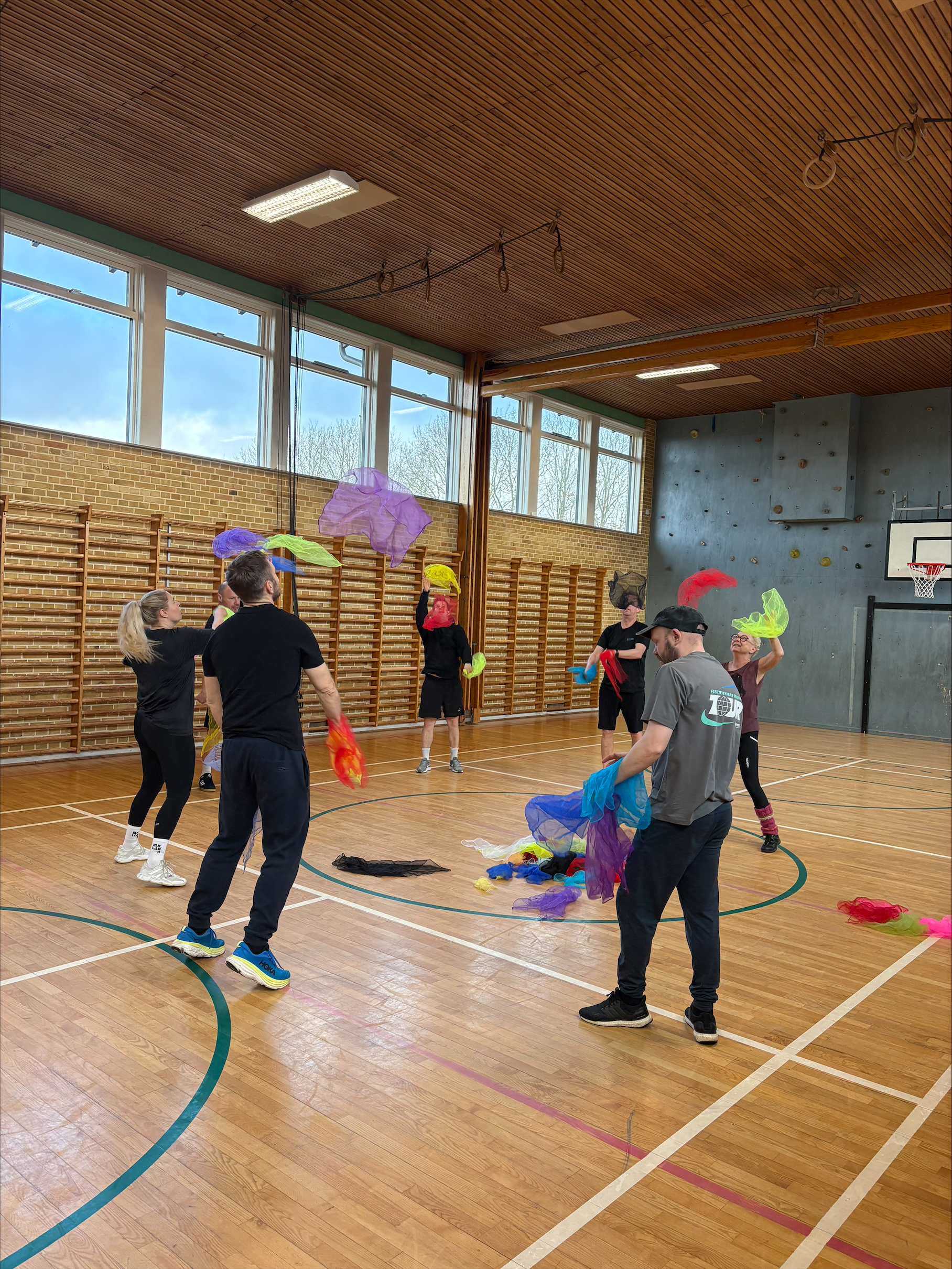 Idrætslærere leger med chiffontørklæder i en gymnastiksal