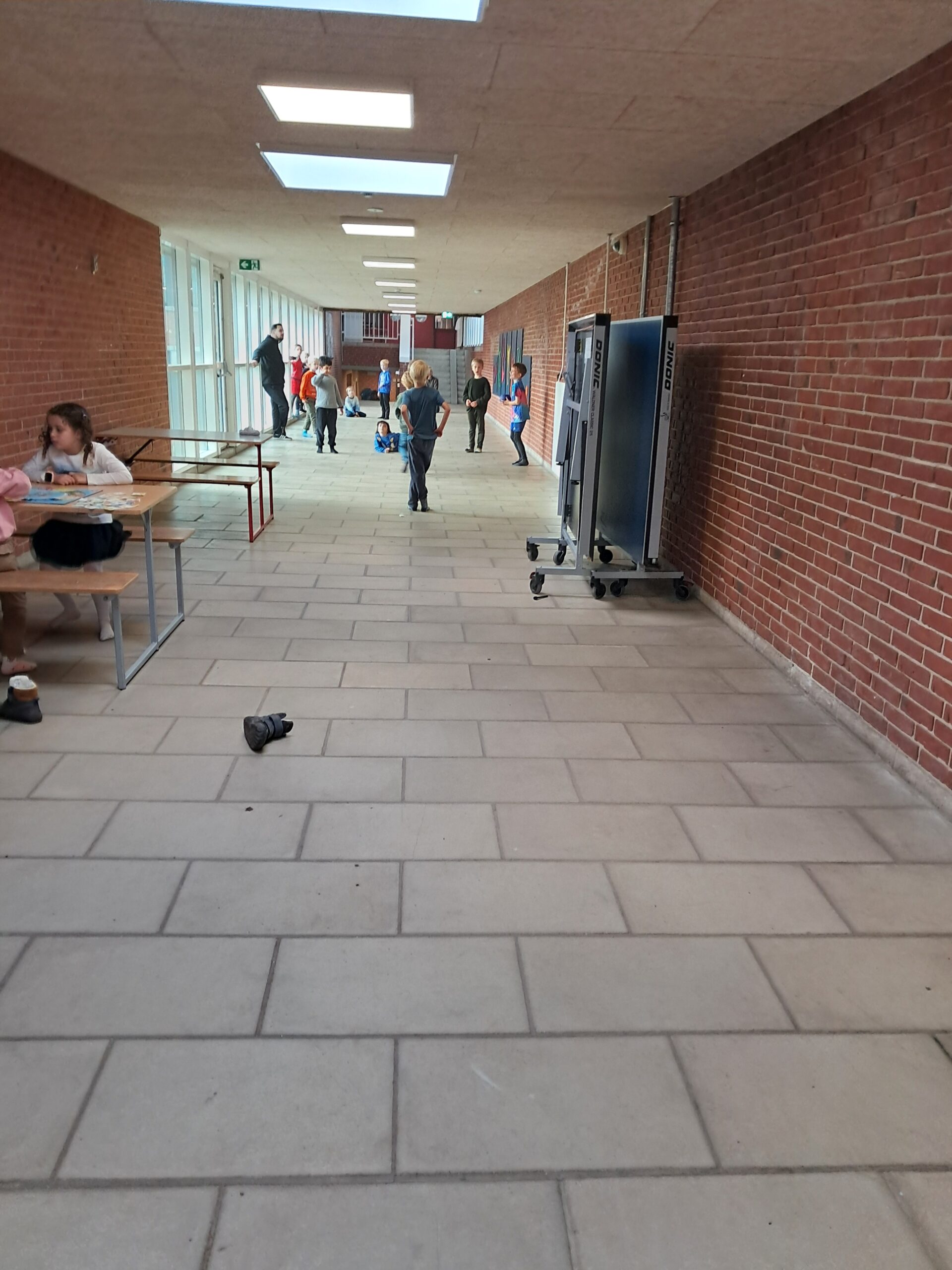 En typisk gang på en skole eller SFI