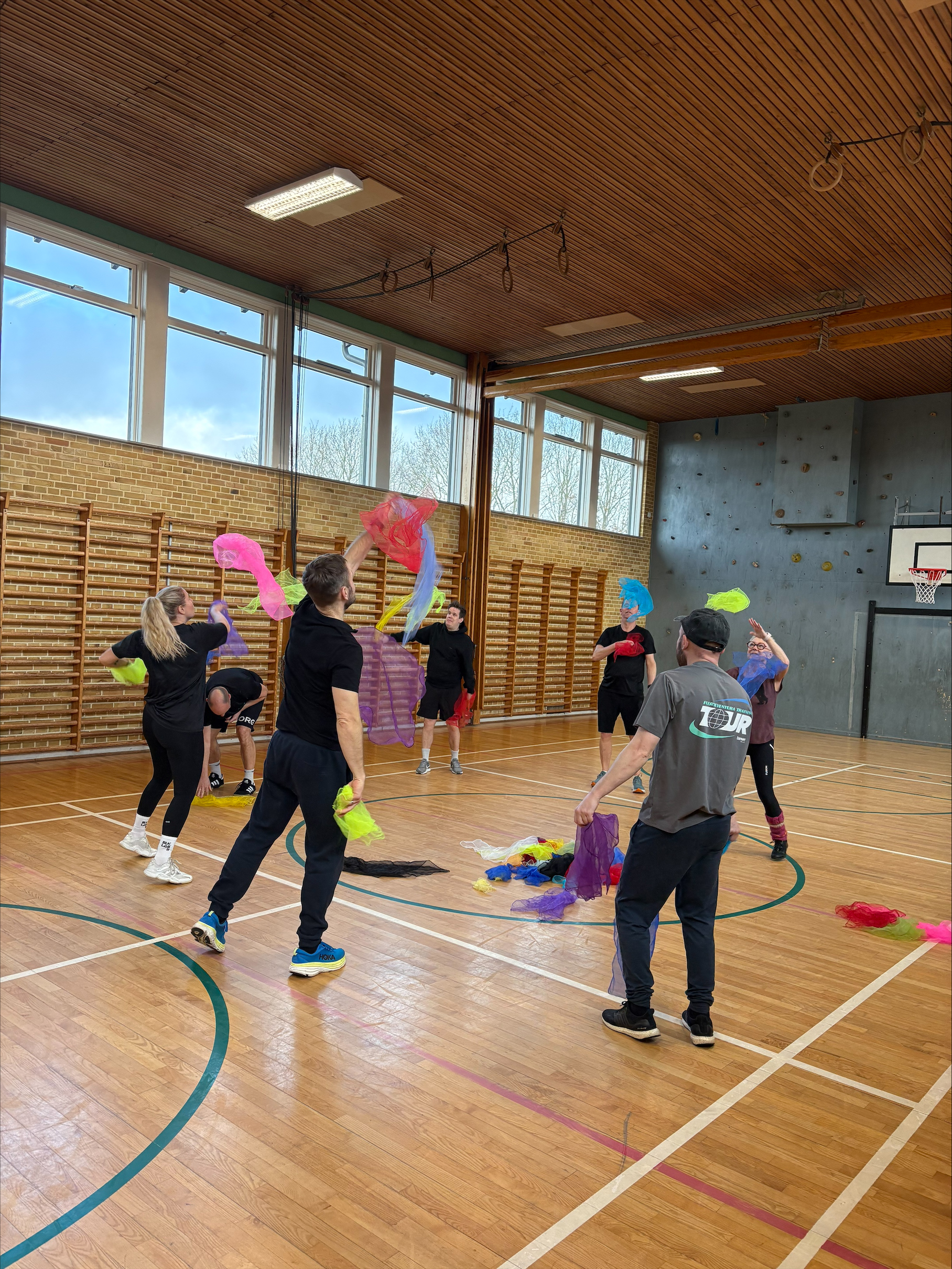 Idrætslærere leger med chiffontørklæder i en gymnastiksal