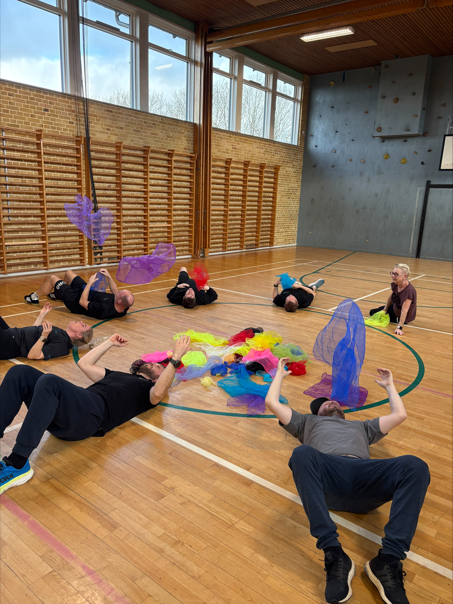 idrætslærere laver gøgl i en gymnastiksal