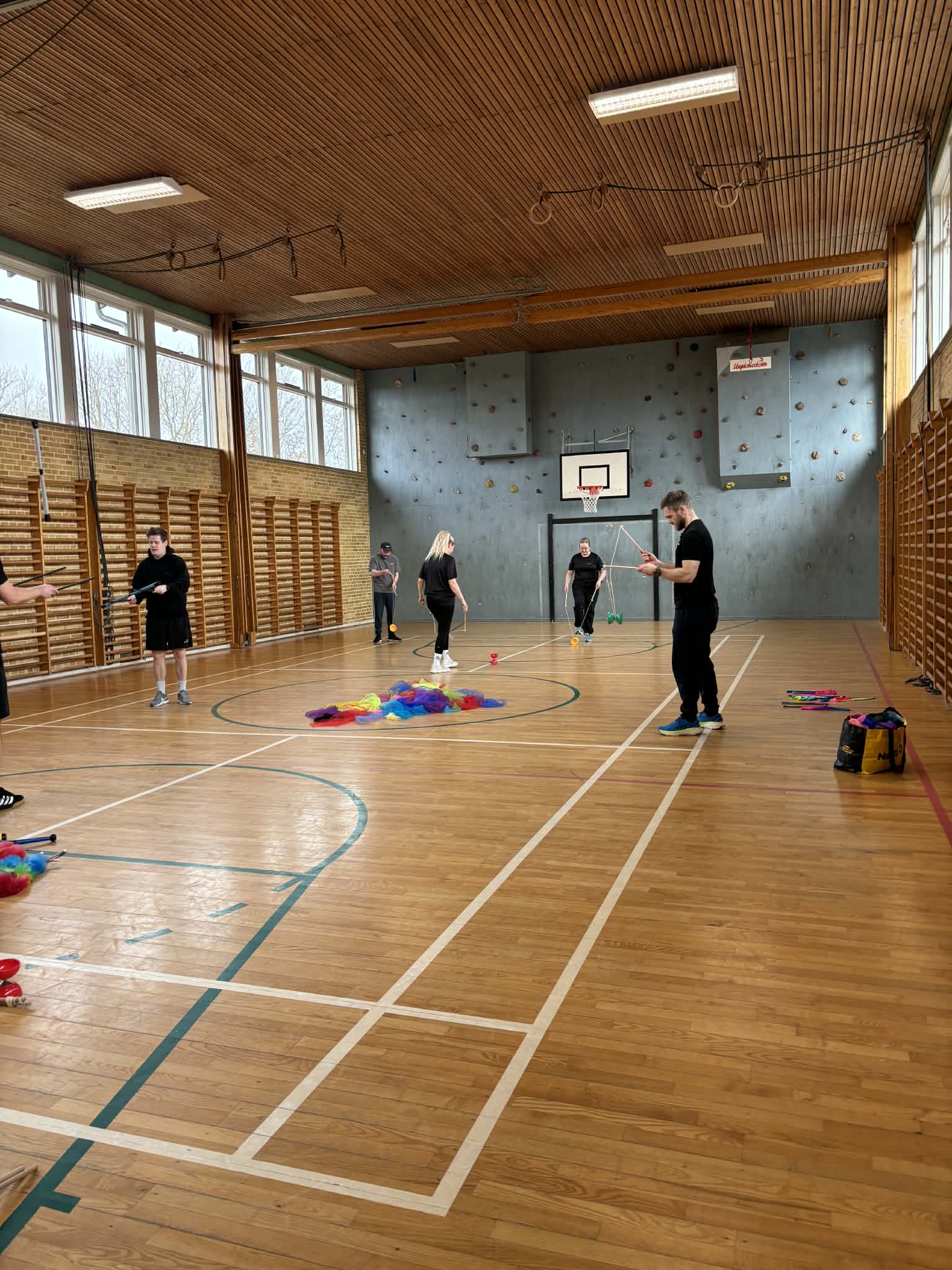 idrætslærere laver gøgl i en gymnastiksal