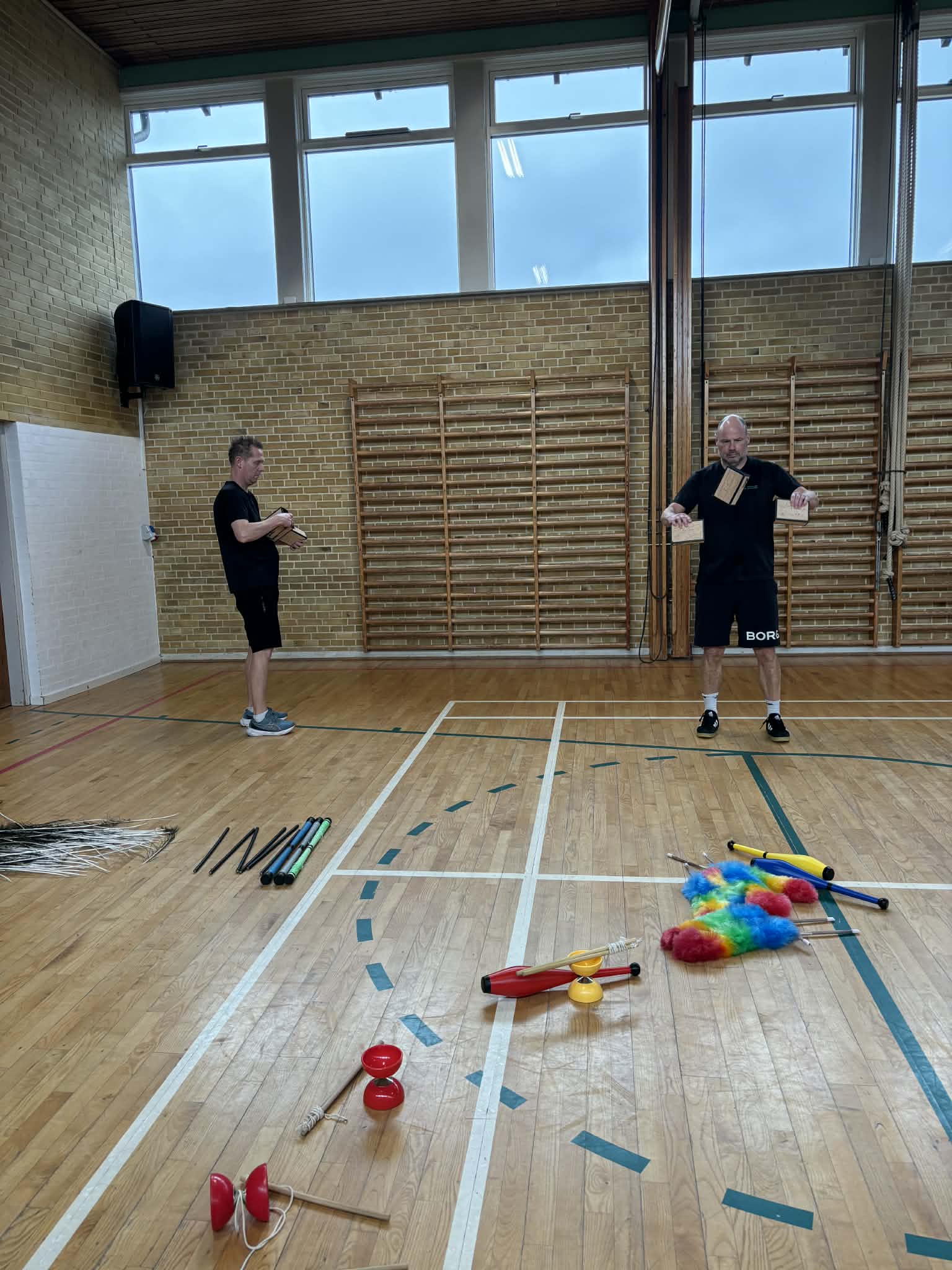 idrætslærere laver gøgl i en gymnastiksal