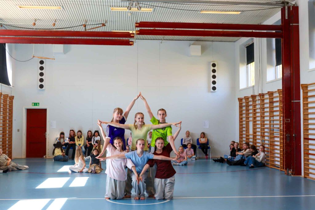 Dansepiger former en stjerne med armene