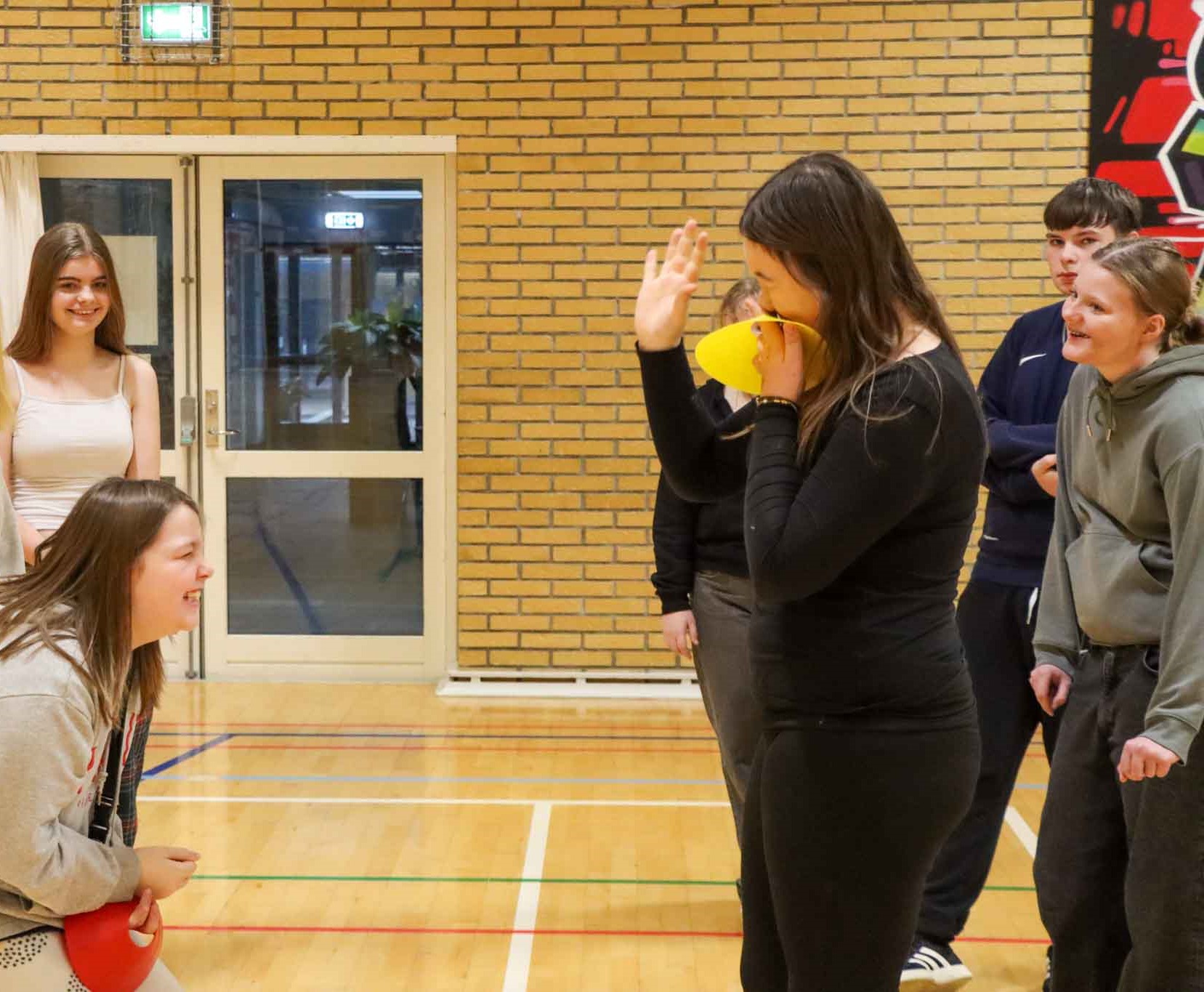 Kostskoleelever i leg